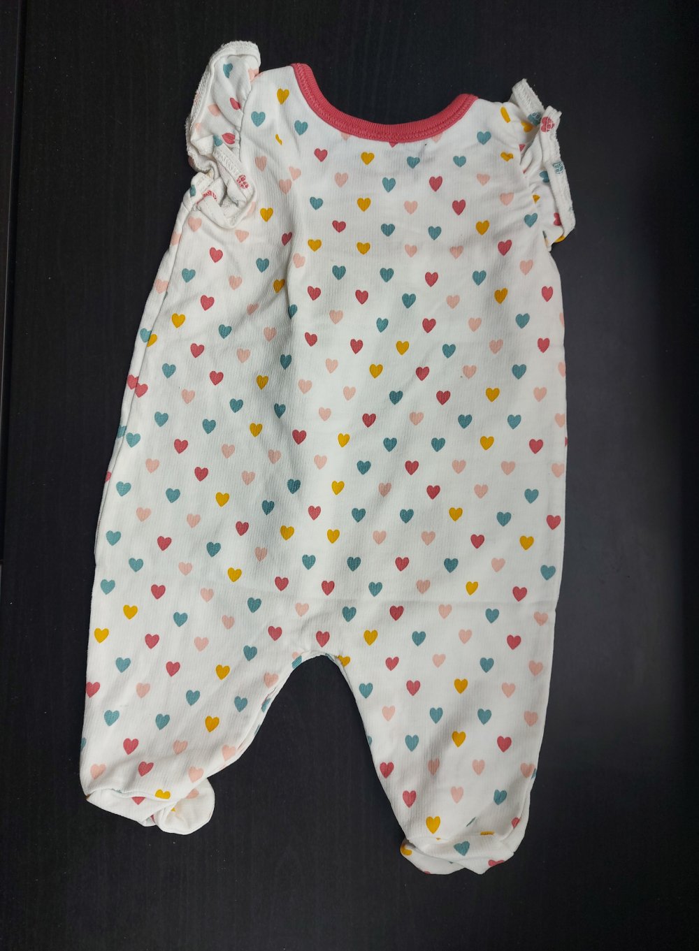 weißer Babystrampler/Jumper mit bunten Herzen Gr. 50