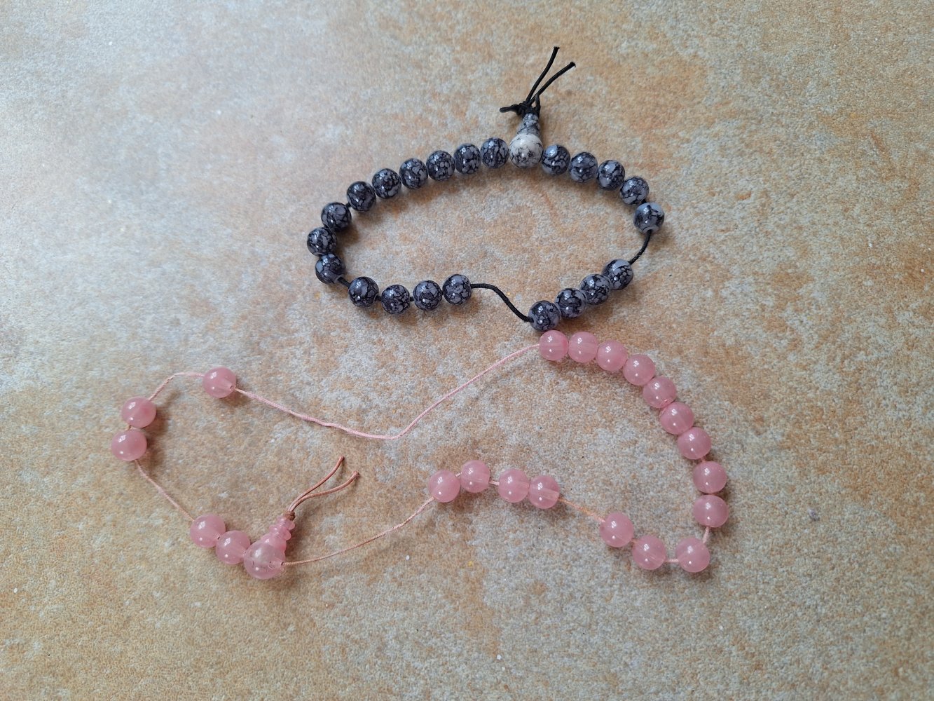 2 Perlenarmbänder rosa und dunkelblau