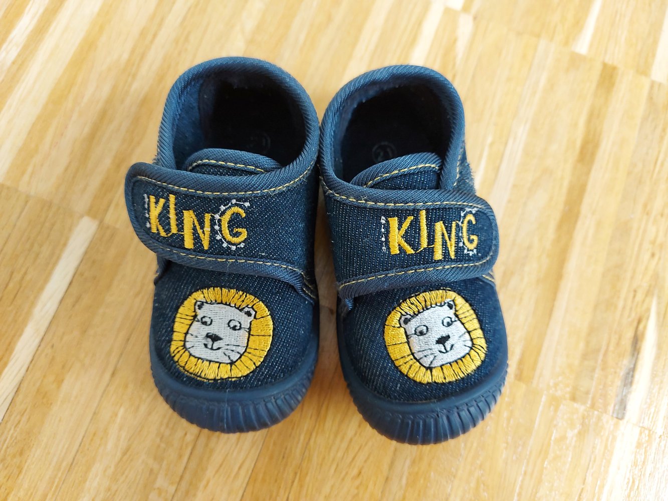 Kita-Hausschuhe aus Jeansstoff mit Löwenmotiv Lion King Gr. 21