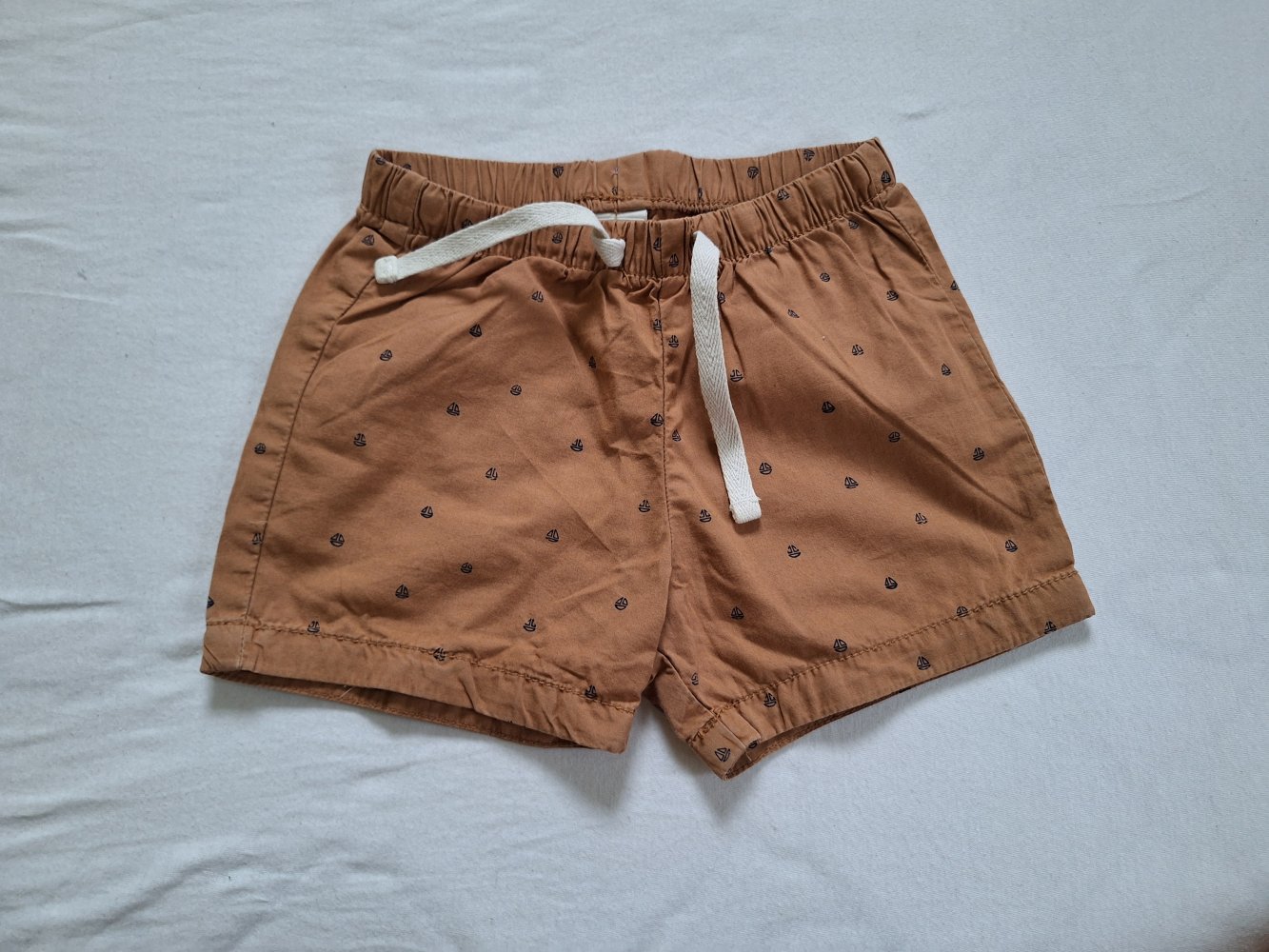 Braune kurze Hose mit Segelbooten, Gr. 80