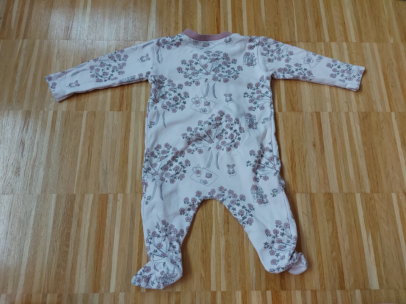 superschöner rosa Baby-Schlafanzug mit Mustervon Fixoni Gr. 62