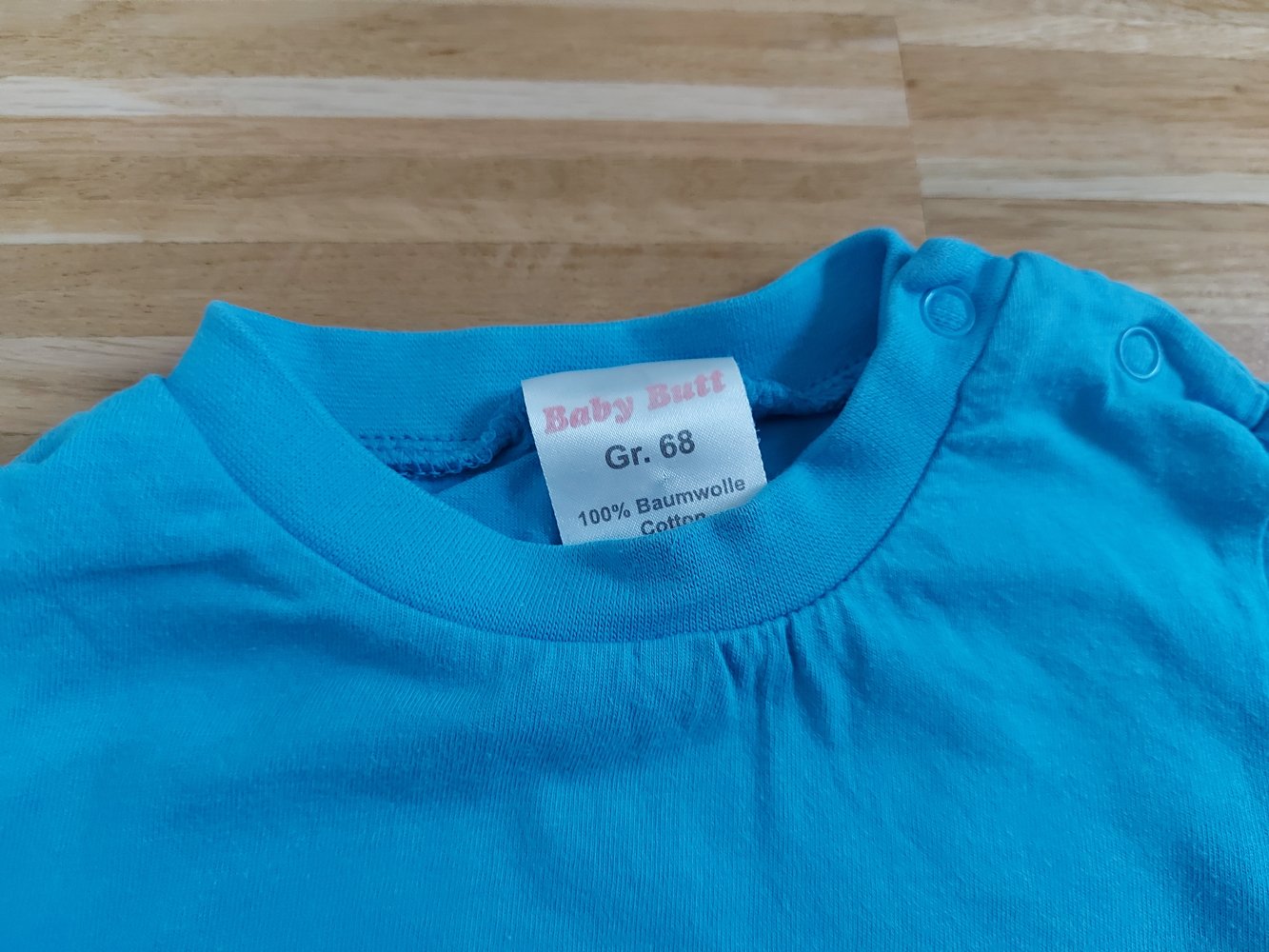 kurzärmliges blaues T-Shirt mit Auto 