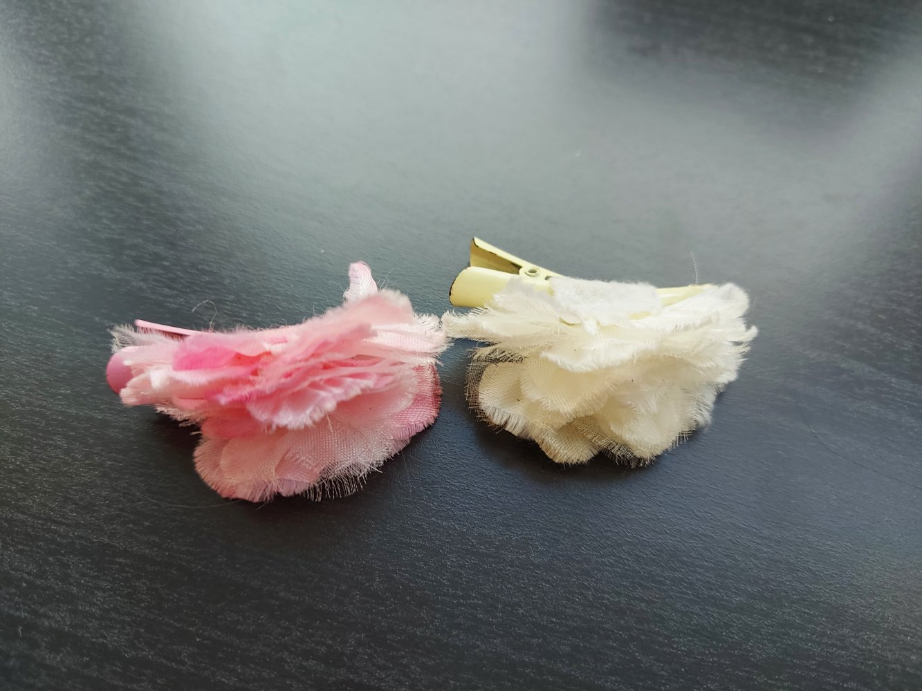 Haarspangenset: weiße und rosa Blume