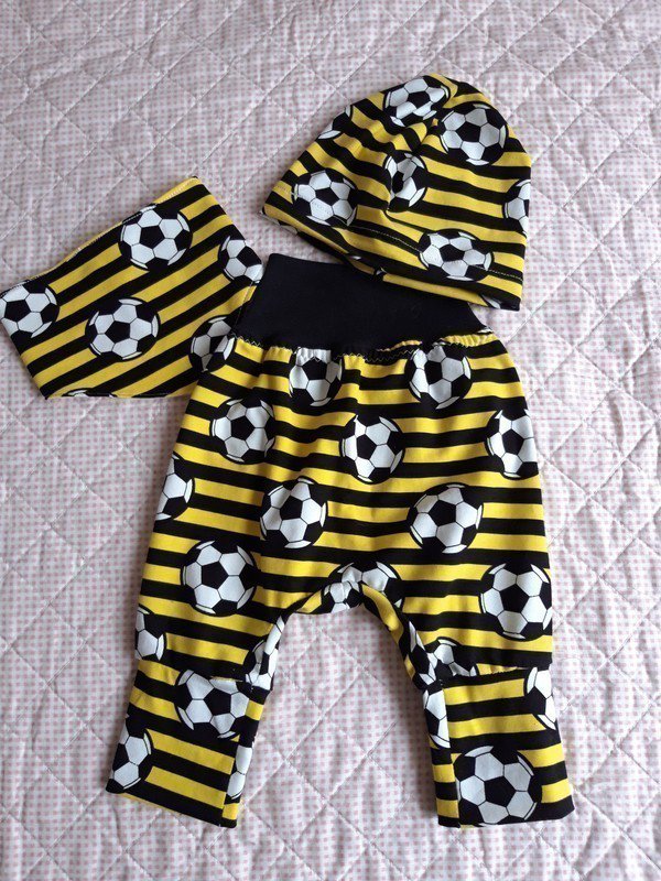 Tolles Baby Set, Fußball schwarz/ gelb, Pumphose,Mütze und Tuch 