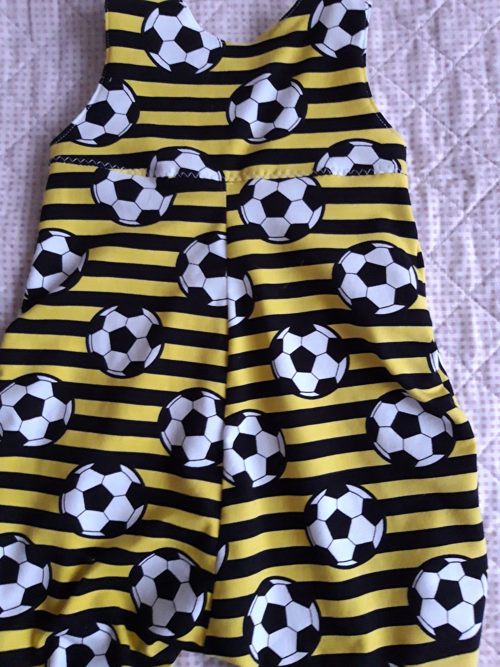 Sehr süßer Jumpsuit aus Fussballstoff Gelb/ Schwarz