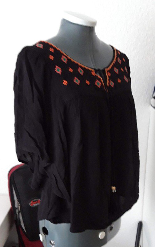 Schönes Shirt mit Stickerei und Fledermausärmel 
