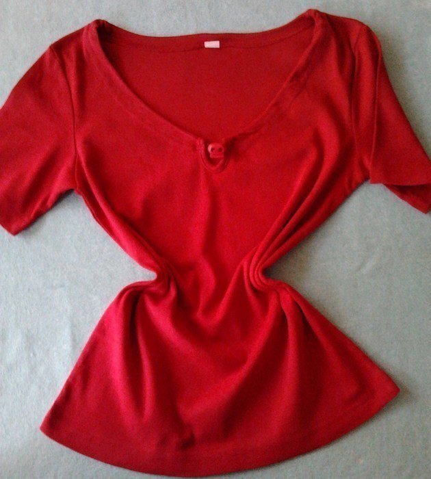  Schönes rotes Shirt