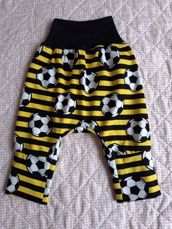 Tolles Baby Set, Fußball schwarz/ gelb, Pumphose,Mütze und Tuch 