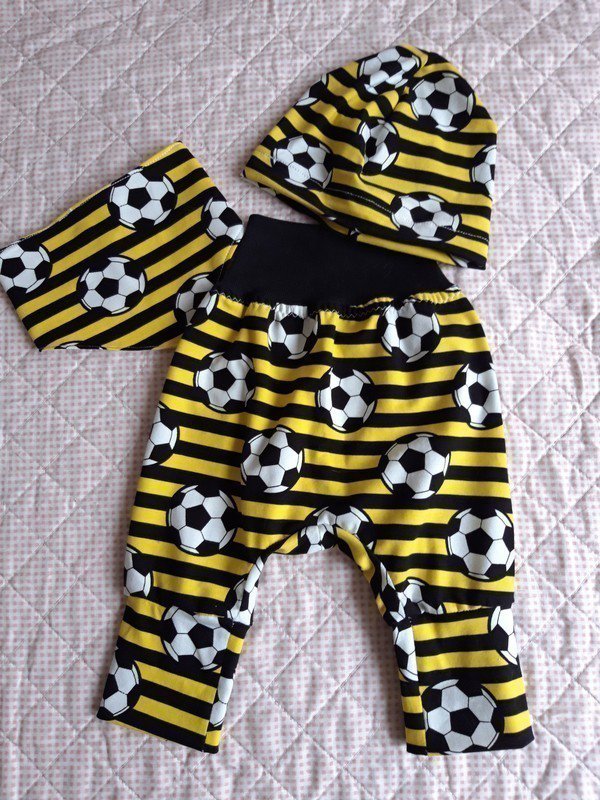 Tolles Baby Set, Fußball schwarz/ gelb, Pumphose,Mütze und Tuch 