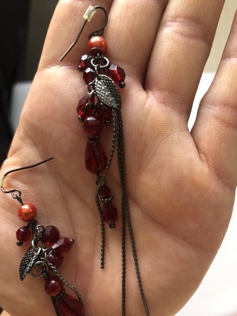 Schwarz-rote Ohrringe mit Blatt & Ketten & Steinchen