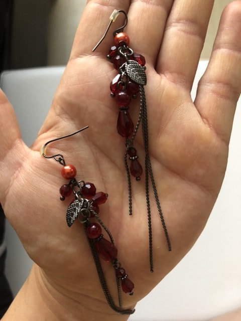 Schwarz-rote Ohrringe mit Blatt & Ketten & Steinchen