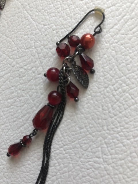 Schwarz-rote Ohrringe mit Blatt & Ketten & Steinchen