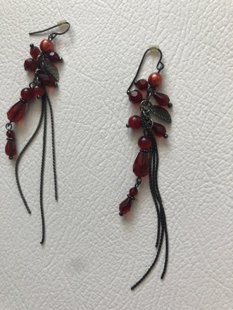 Schwarz-rote Ohrringe mit Blatt & Ketten & Steinchen