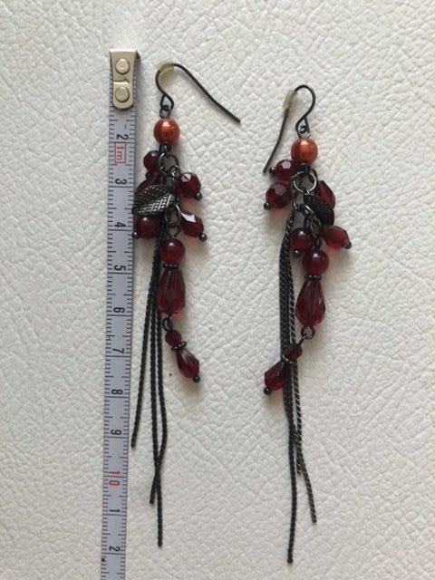 Schwarz-rote Ohrringe mit Blatt & Ketten & Steinchen