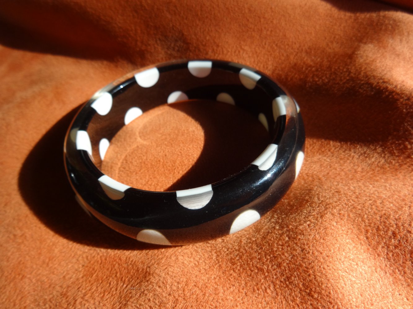 Armreif schwarz-weiß mit Punkten