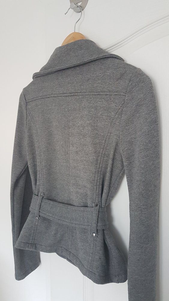 Grau melierte Stoffjacke mit Gürtel