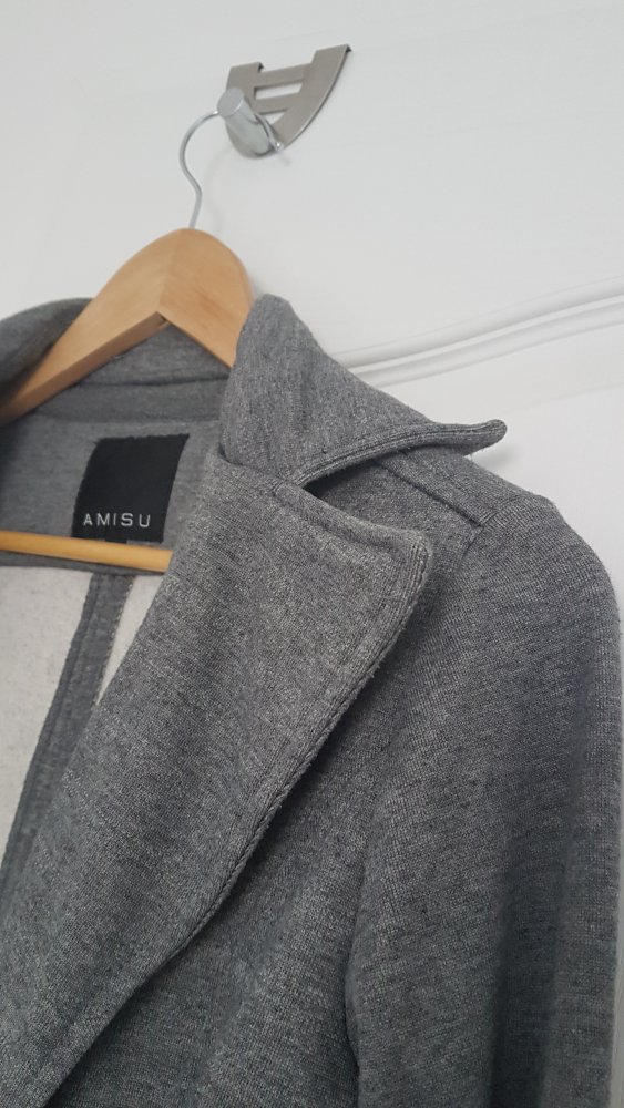 Grau melierte Stoffjacke mit Gürtel