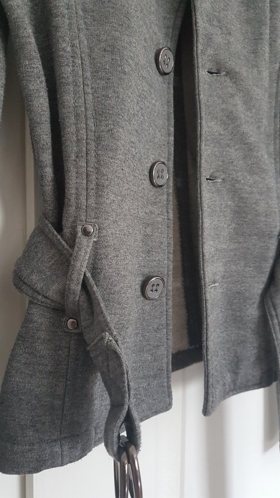 Grau melierte Stoffjacke mit Gürtel