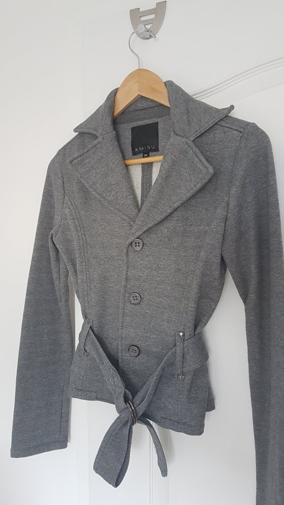 Grau melierte Stoffjacke mit Gürtel