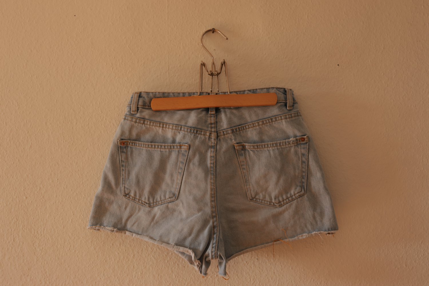 High Waist Shorts mit Stickerei