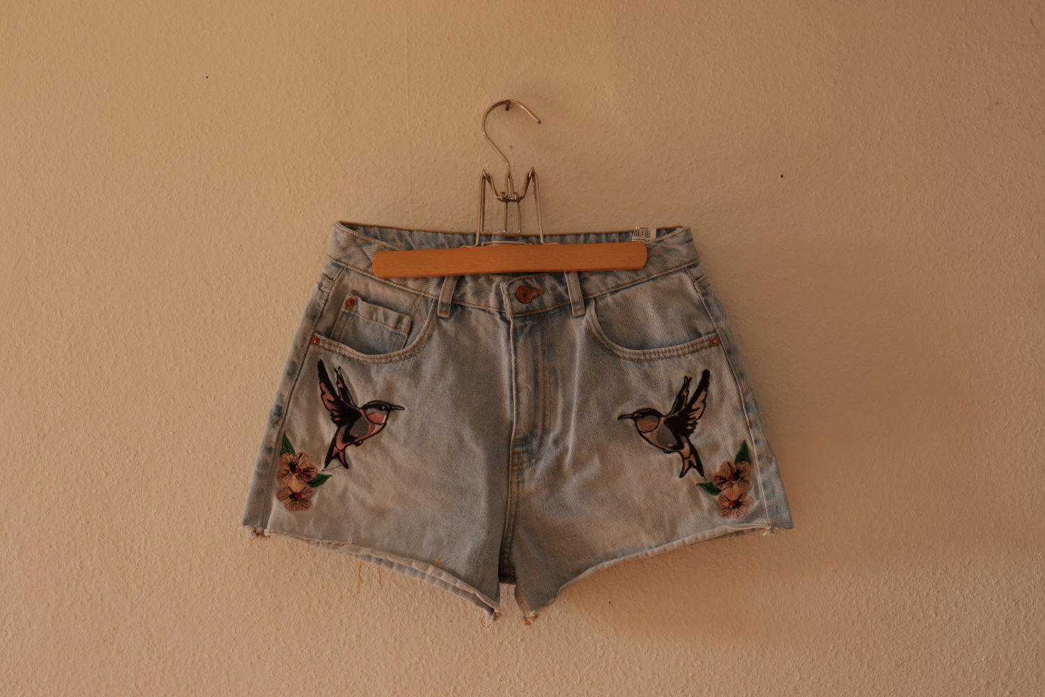 High Waist Shorts mit Stickerei