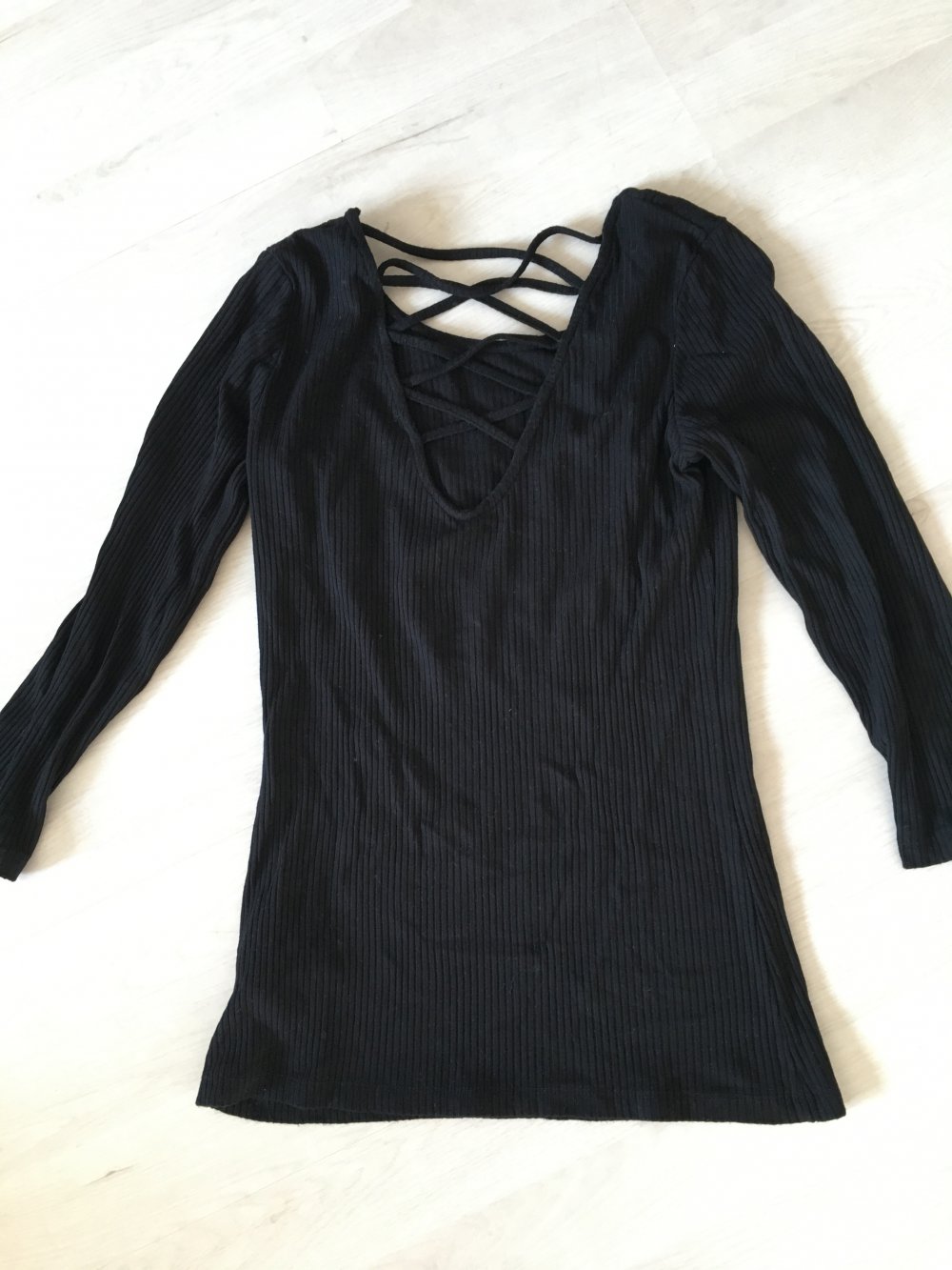 Langarm Shirt mit Rückenausschnitt schwarz New Yorker Amisu S