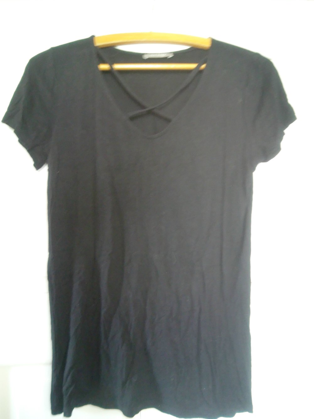 Shirt mit gekreuzten Bändern am Auschnitt (gothic rock metal)