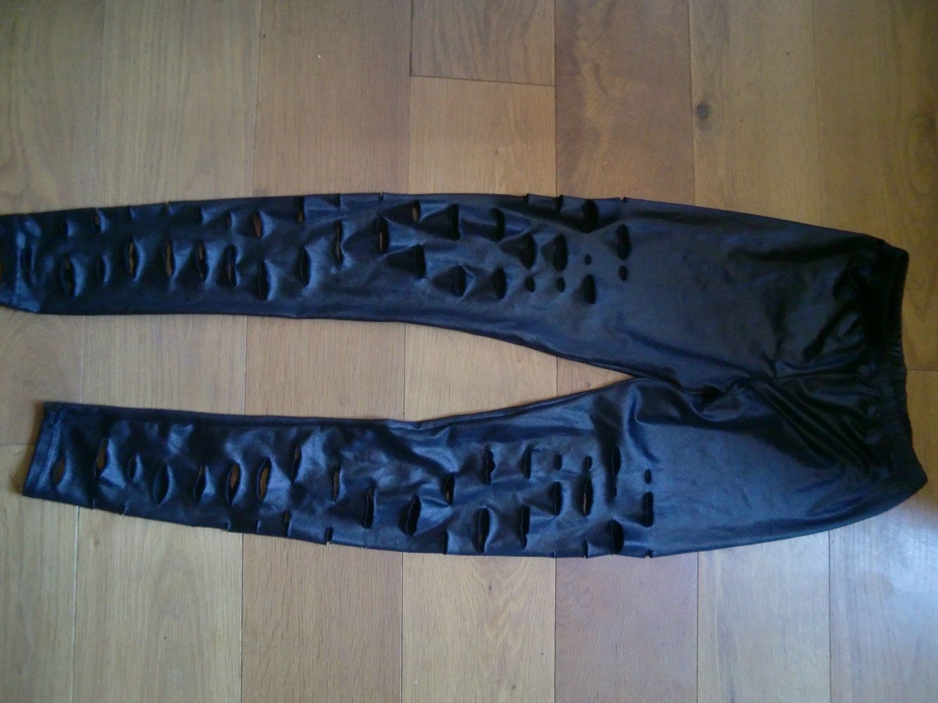 Gothic Glanz-Leggins mit Löchern/ Cut-out  (wgt batcave)