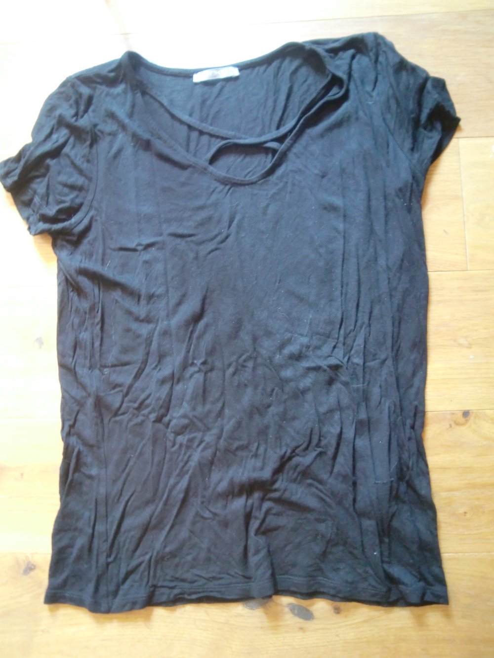 Shirt mit gekreuzten Bändern am Auschnitt (gothic rock metal)