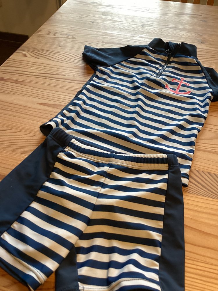 Schöner zweiteilige Badeanzug, Shorts und Shirt, Größe 74 Strich 80