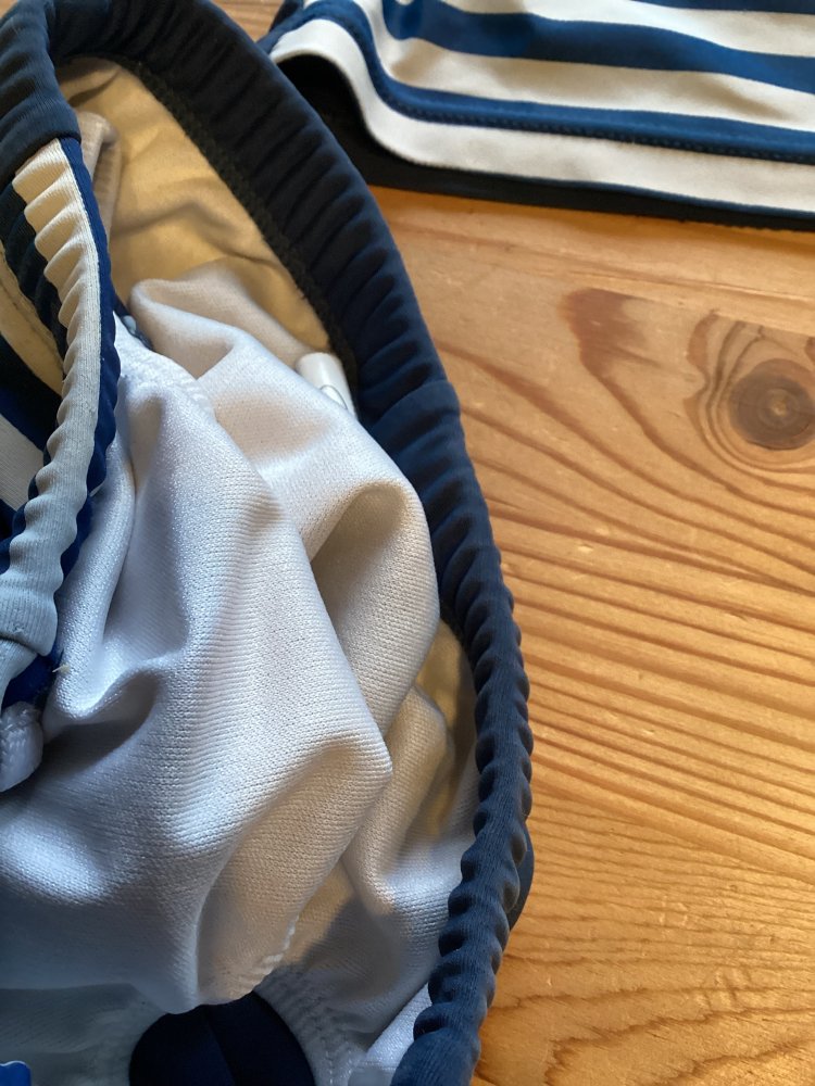 Schöner zweiteilige Badeanzug, Shorts und Shirt, Größe 74 Strich 80