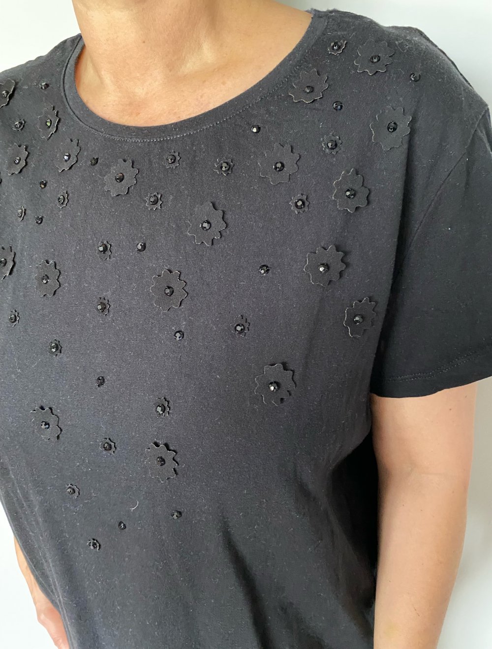 H&M, T-Shirt, Blütenapplikation, schwarz, Gr. XL