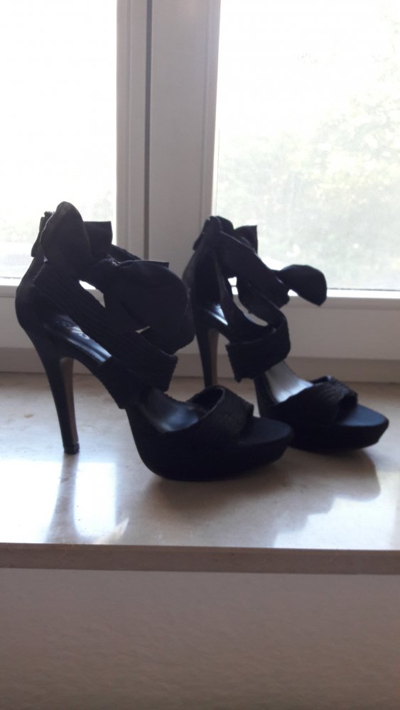 sexy schwarze Highheels mit Schleife